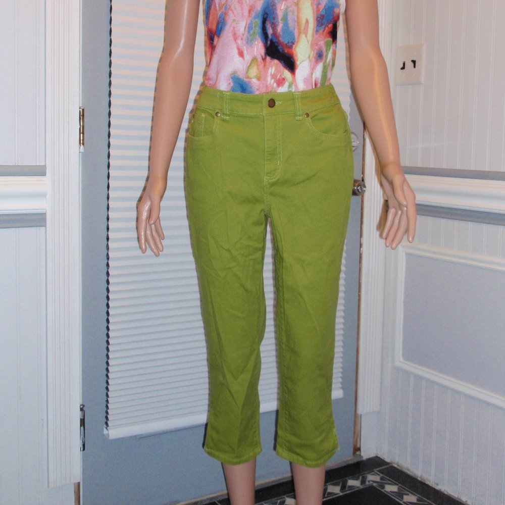Croft&barrow stretch Capri's classssic fit olive green size 30" or 6 .